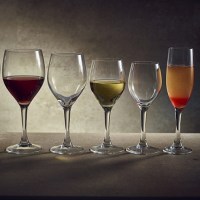 Vicrila Rodio Wine Glasses with wine